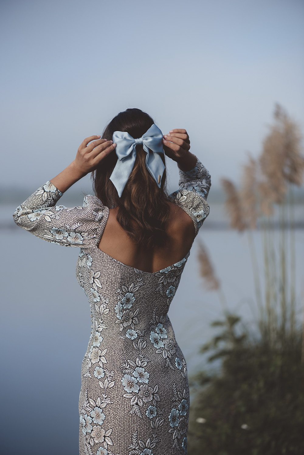 maxi_lazo_de_seda_para_invitadas_a_boda_cabello_semi_recogiido_elegantes