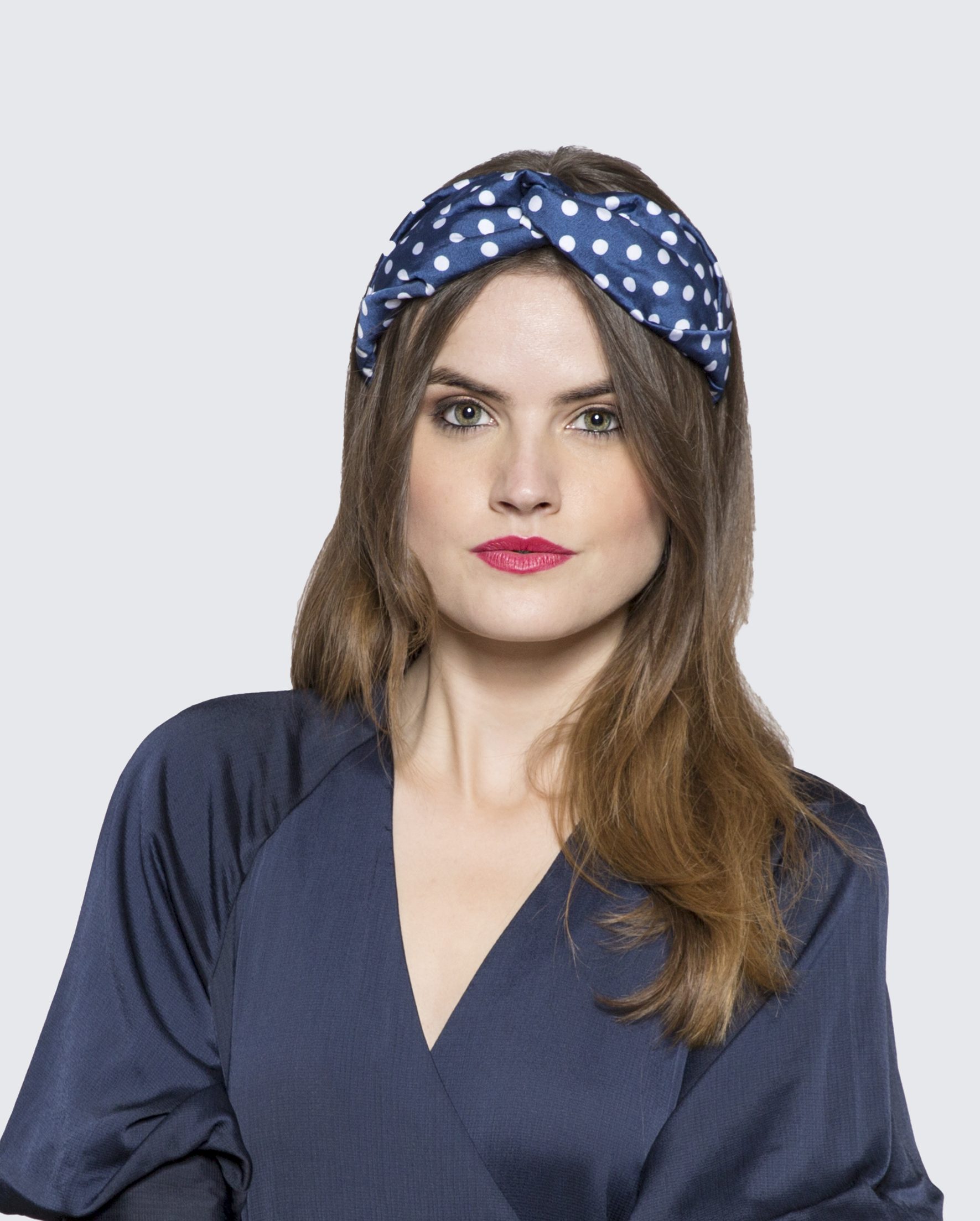 diadema con lunares azules mujer invitada a boda