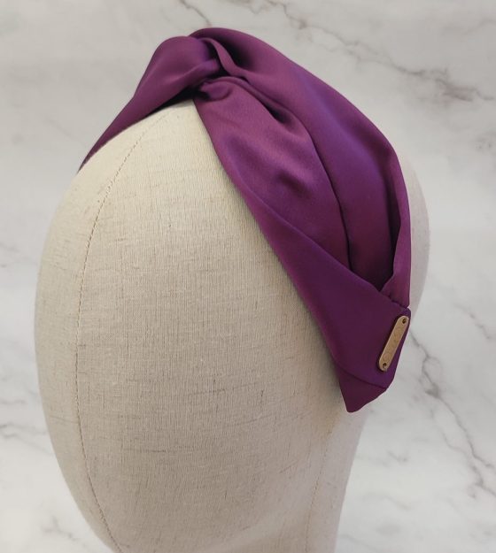 Diadema turbante para invitada de seda en color buganvilla oscuro