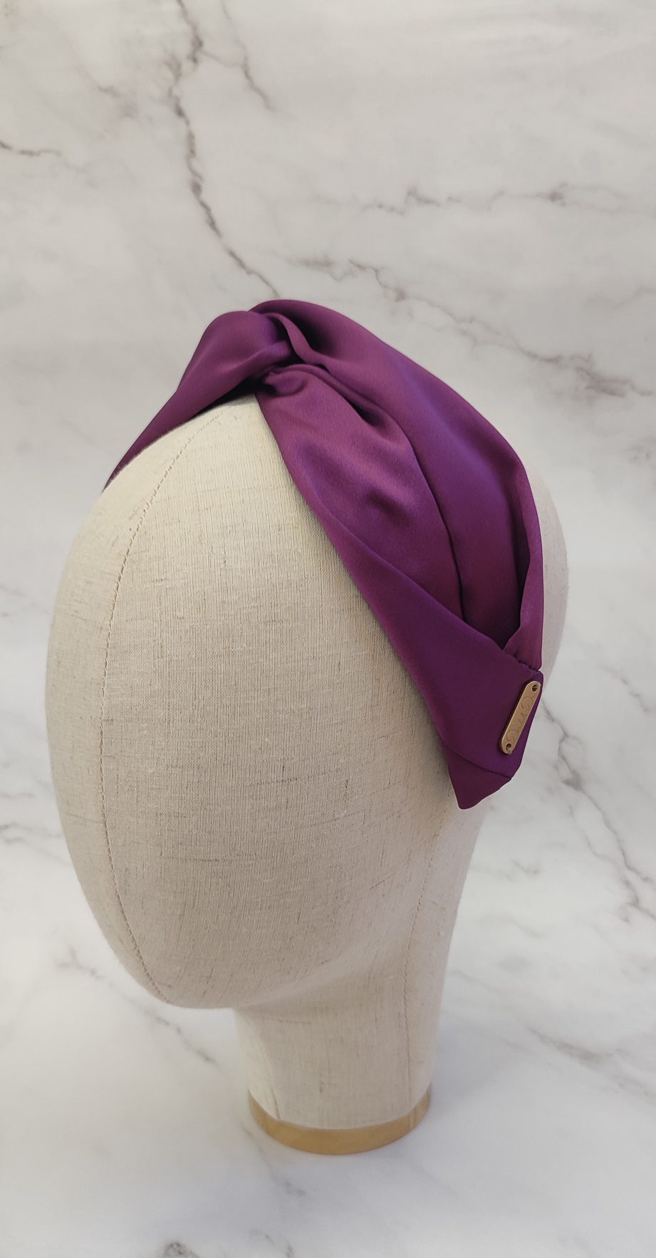 Diadema turbante para invitada de seda en color buganvilla oscuro