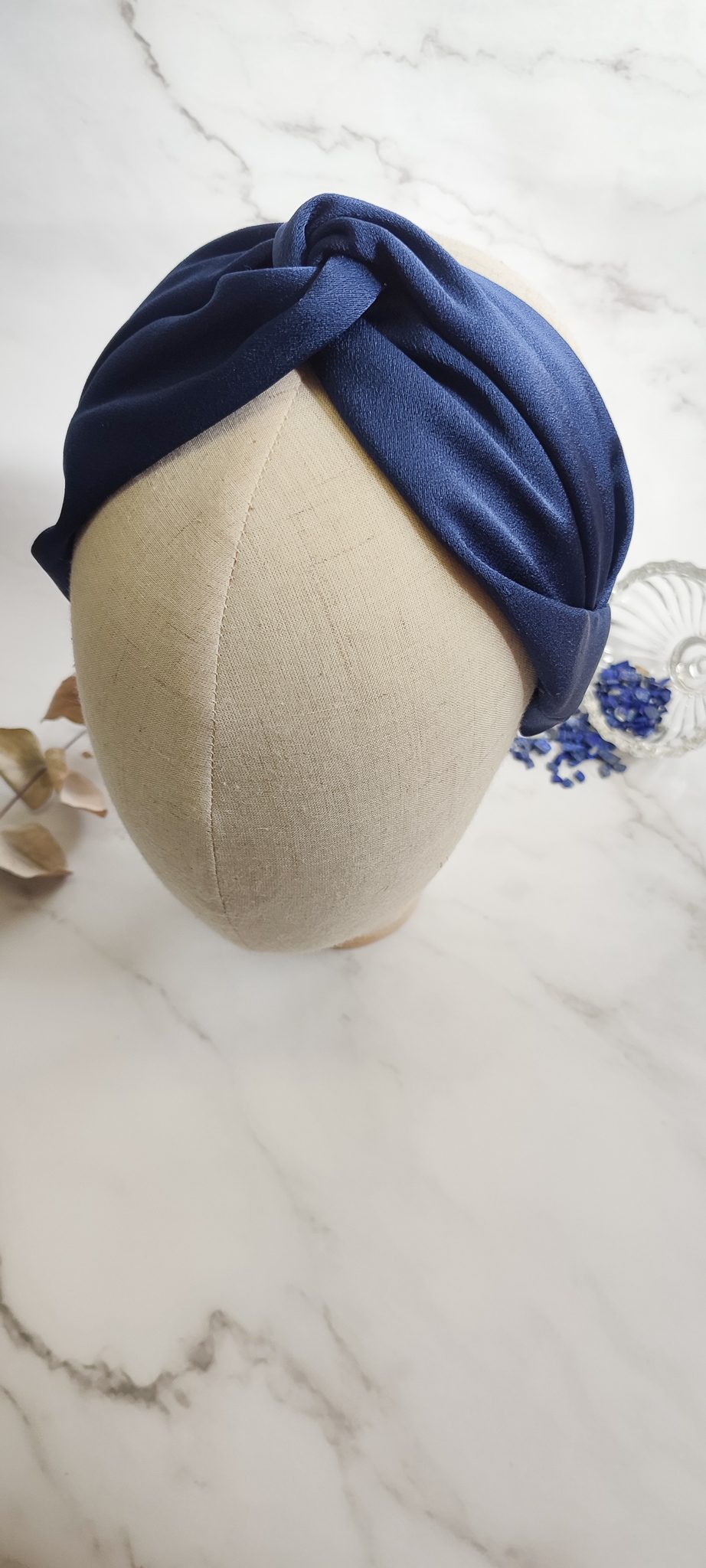 diadema turbante para invitada a boda en seda azul marino