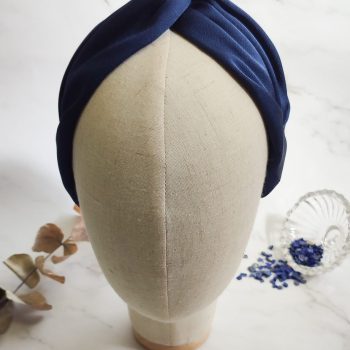 diadema turbante para invitada a boda en seda azul marino