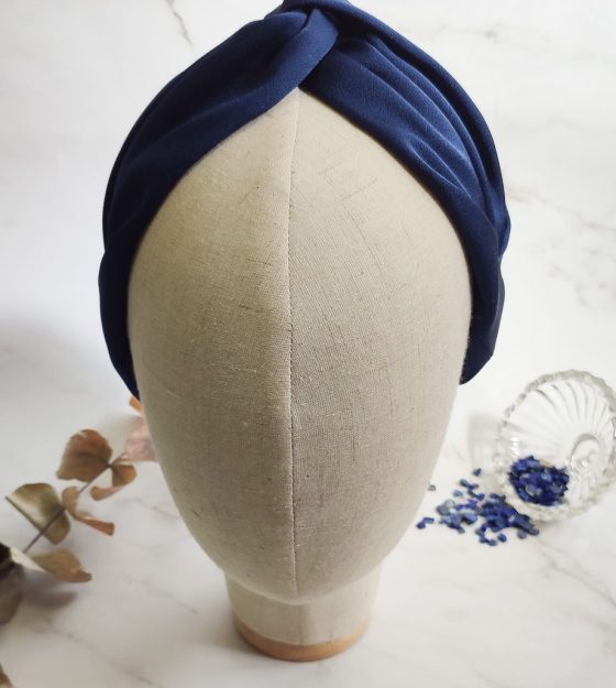 diadema turbante para invitada a boda en seda azul marino
