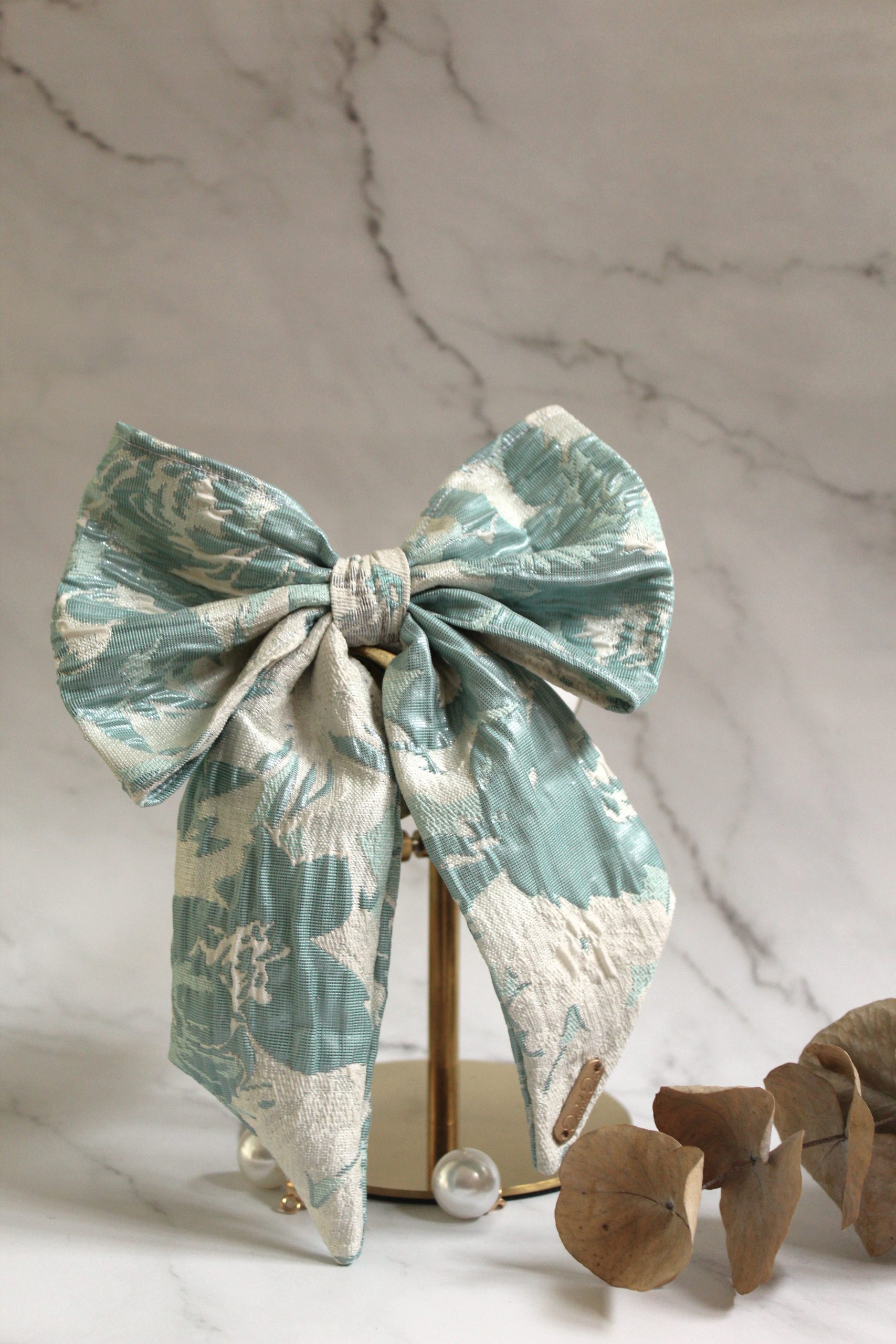 Lazo_mujer_blume_turquesa_estampado_invitada_de_boda_beige_elegante_para_llevar_con_recogido