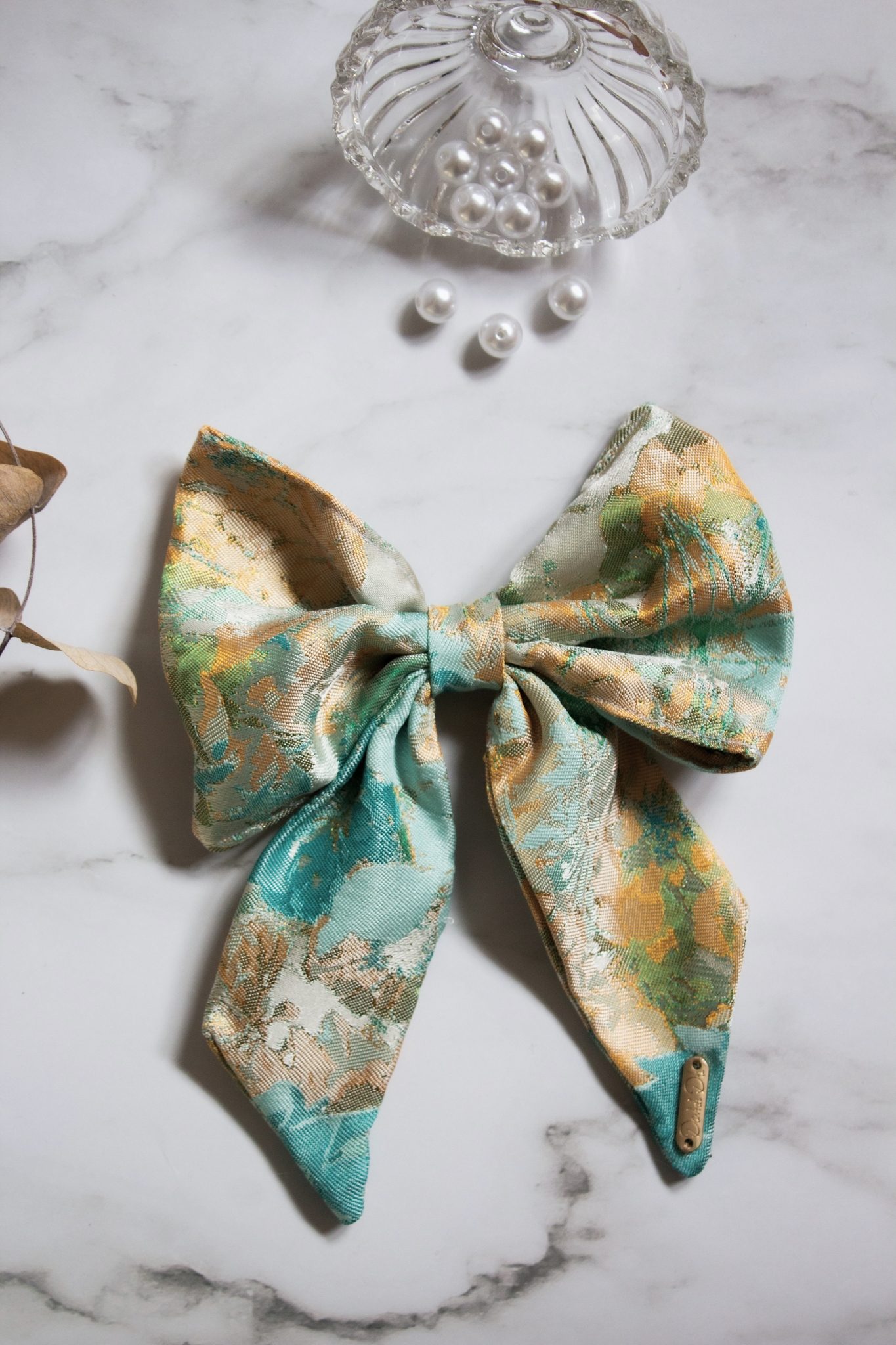 Maxi_lazo_invitada_boda_accesorio_pelo_estampado_semirecogido_turquesa_dorado.jpg