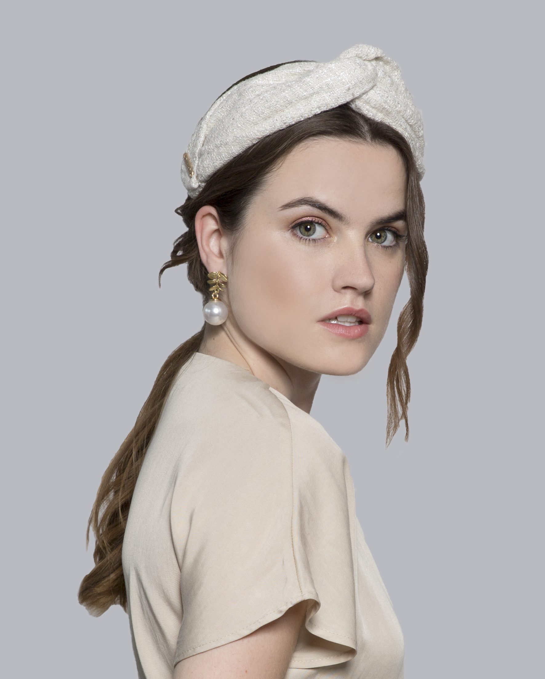 Diadema turbante beige, para invitada a boda o novia elegante