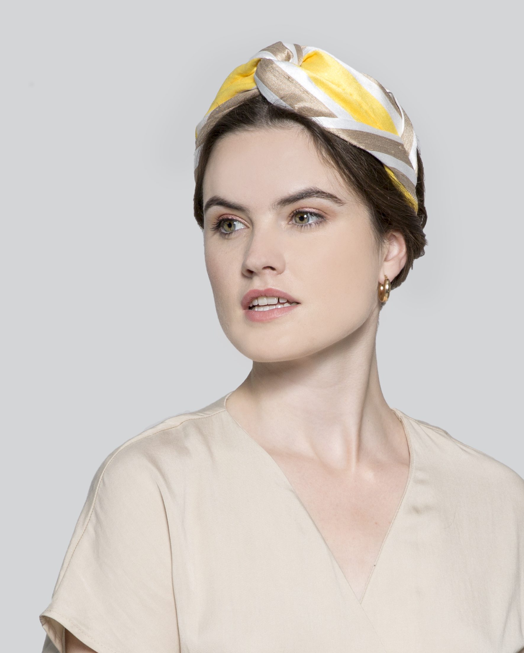 Diadema turbante de invitada con redecilla