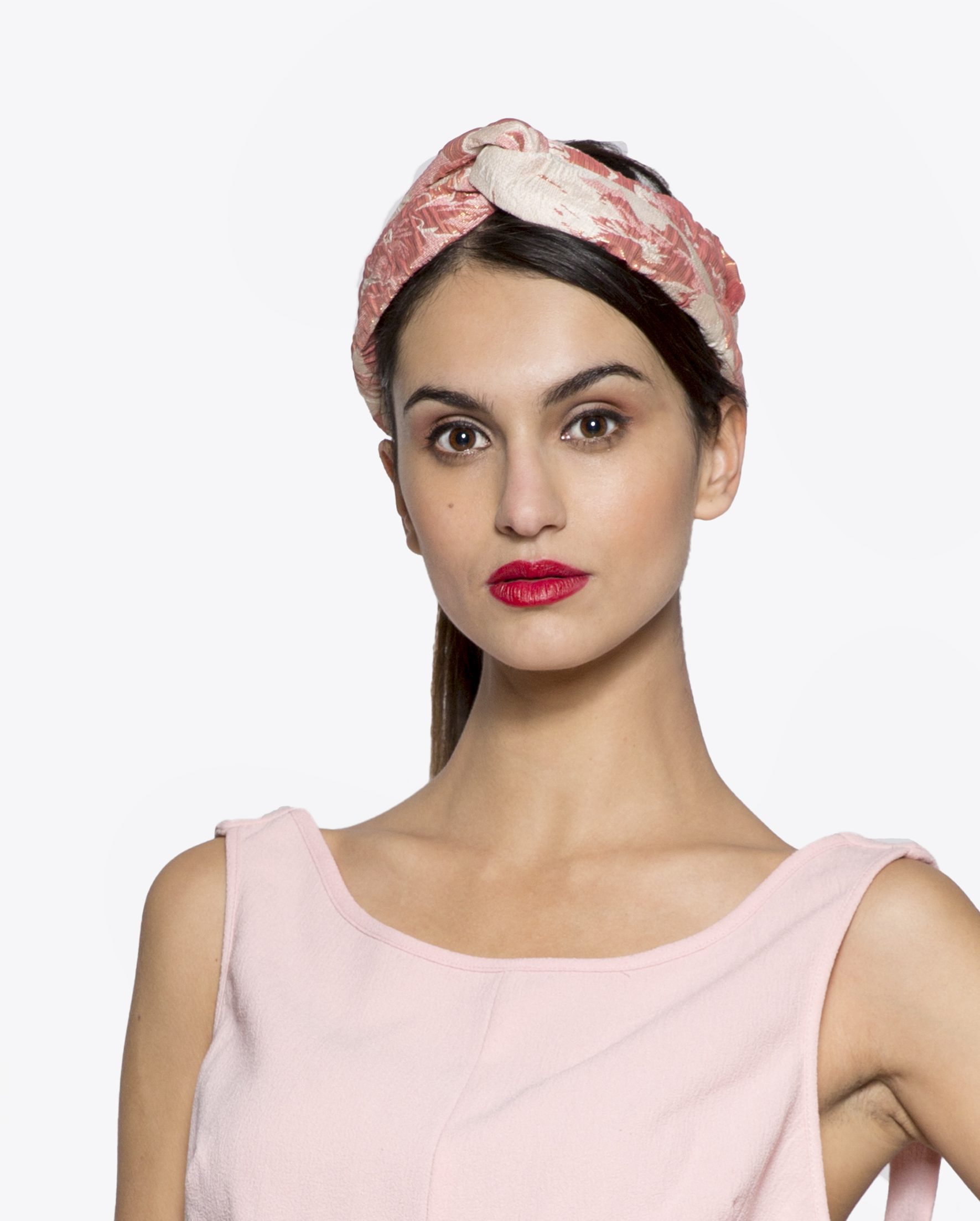 Diadema turbante rosa invitada, con toques dorado y beige para boda de mañana