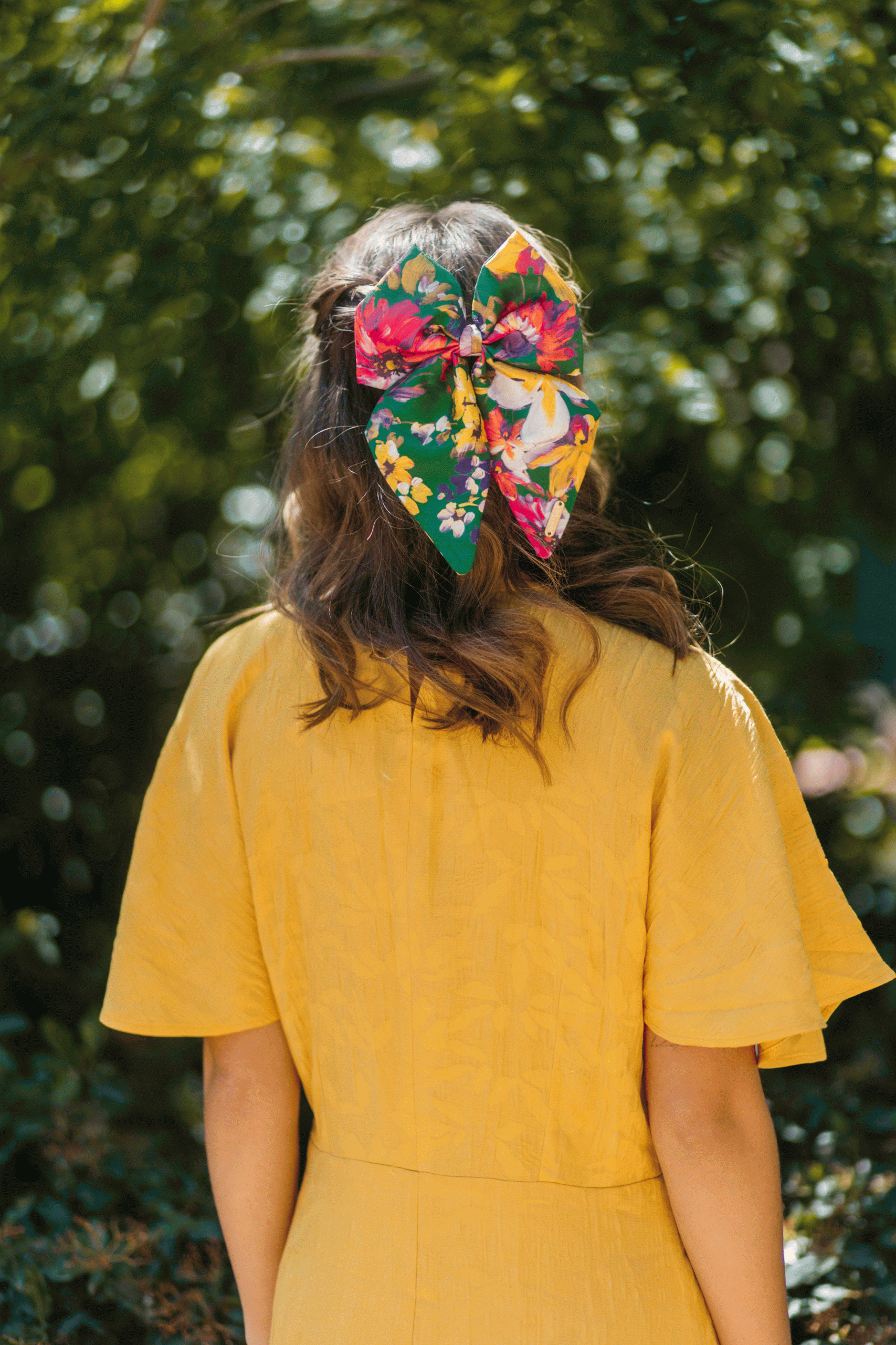 maxi_lazo_de_seda_estampado_floral_exclusivo_y_elegante_para_invitadas_a_bodas_verde_amarillo_rosa