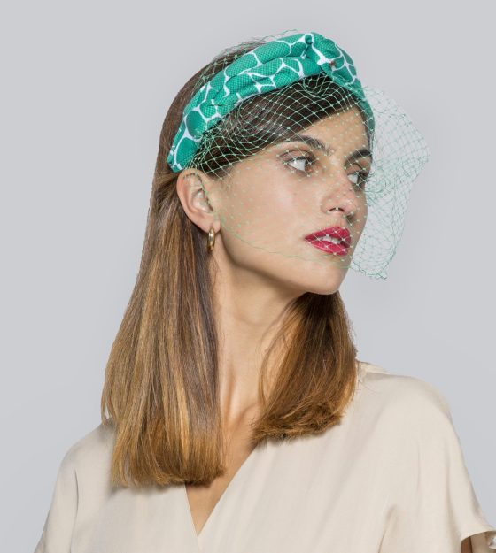 Diadema turbante verde y blanco con original estampado. Confeccionada con un exclusivo tejido piqué con ligero relieve. Disponible también en rojo y azul marino.