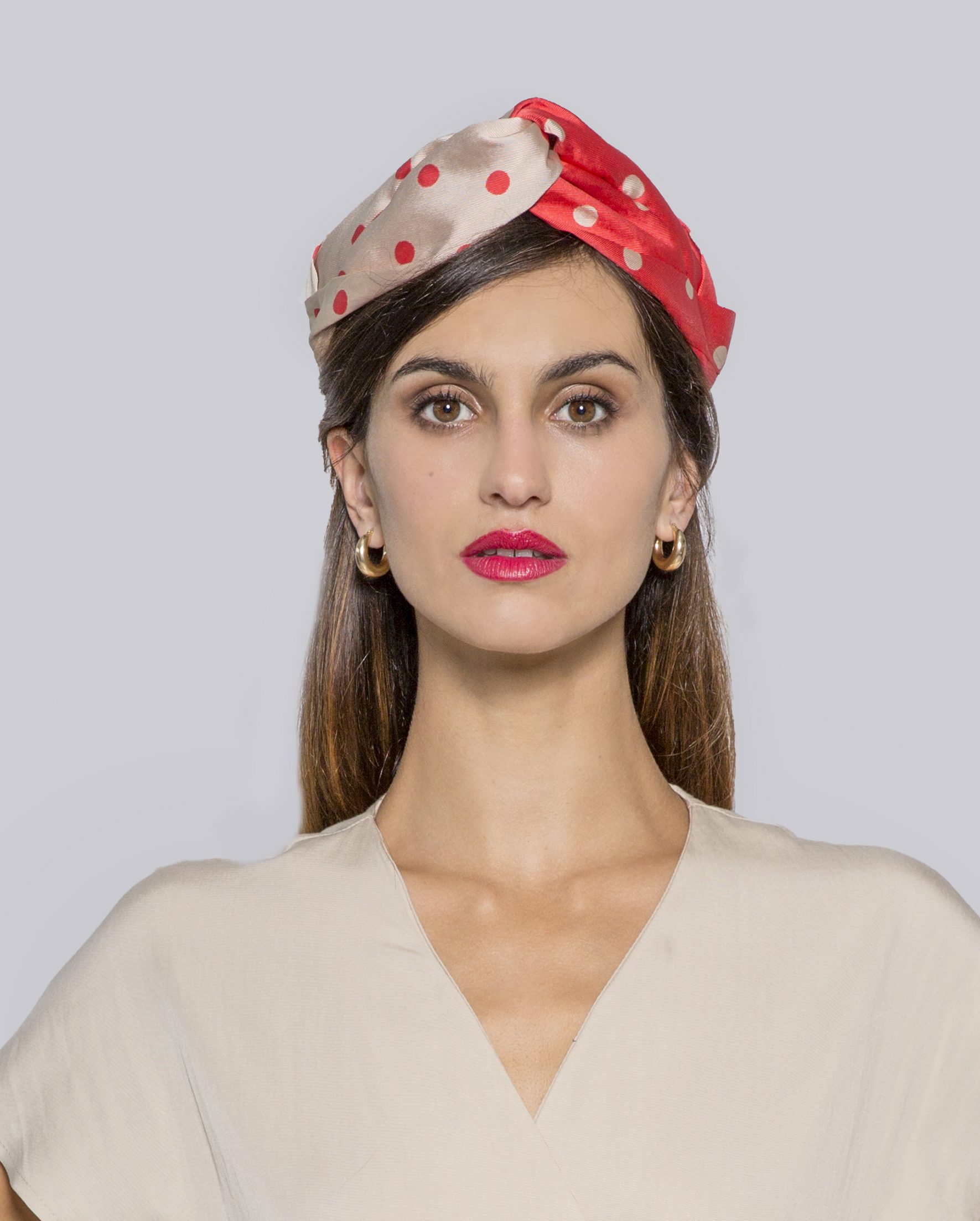 Diadema turbante coral para invitada a boda