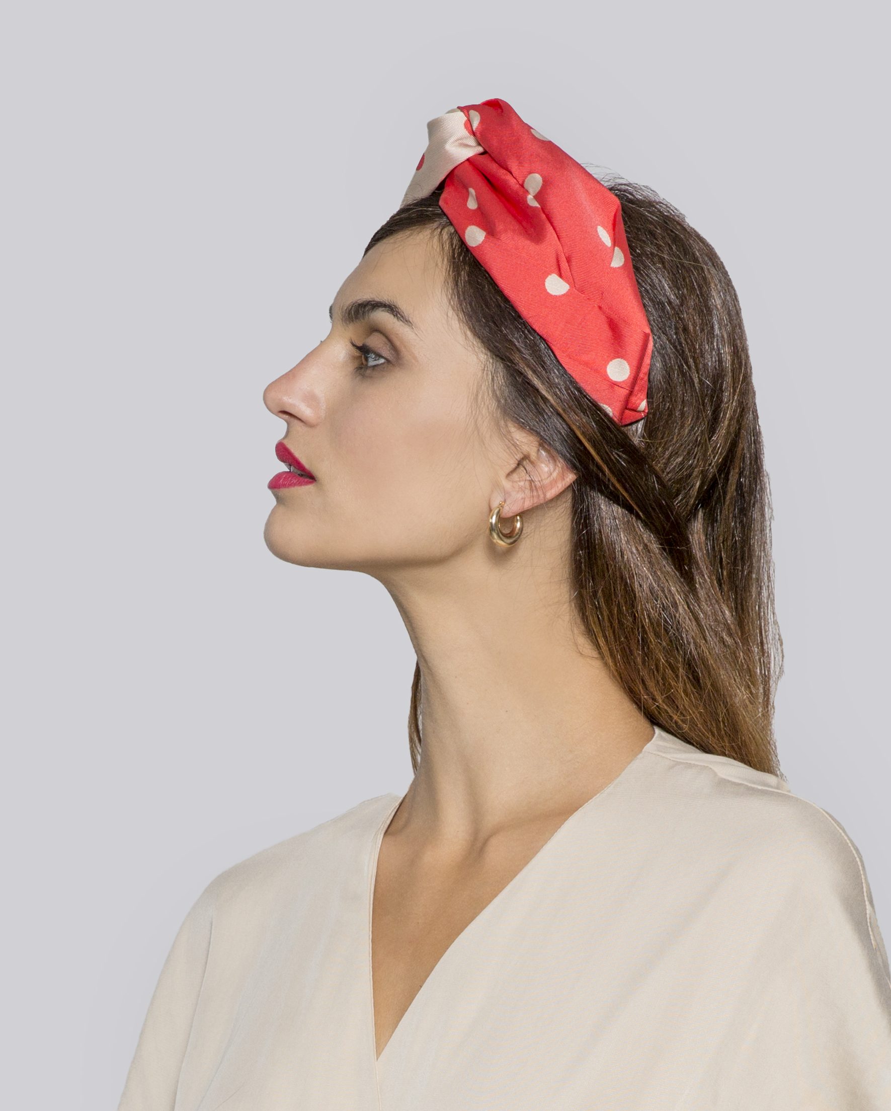 Diadema turbante coral para invitada a boda