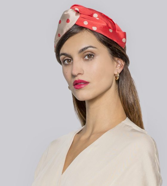 Diadema turbante beige y coral elegante