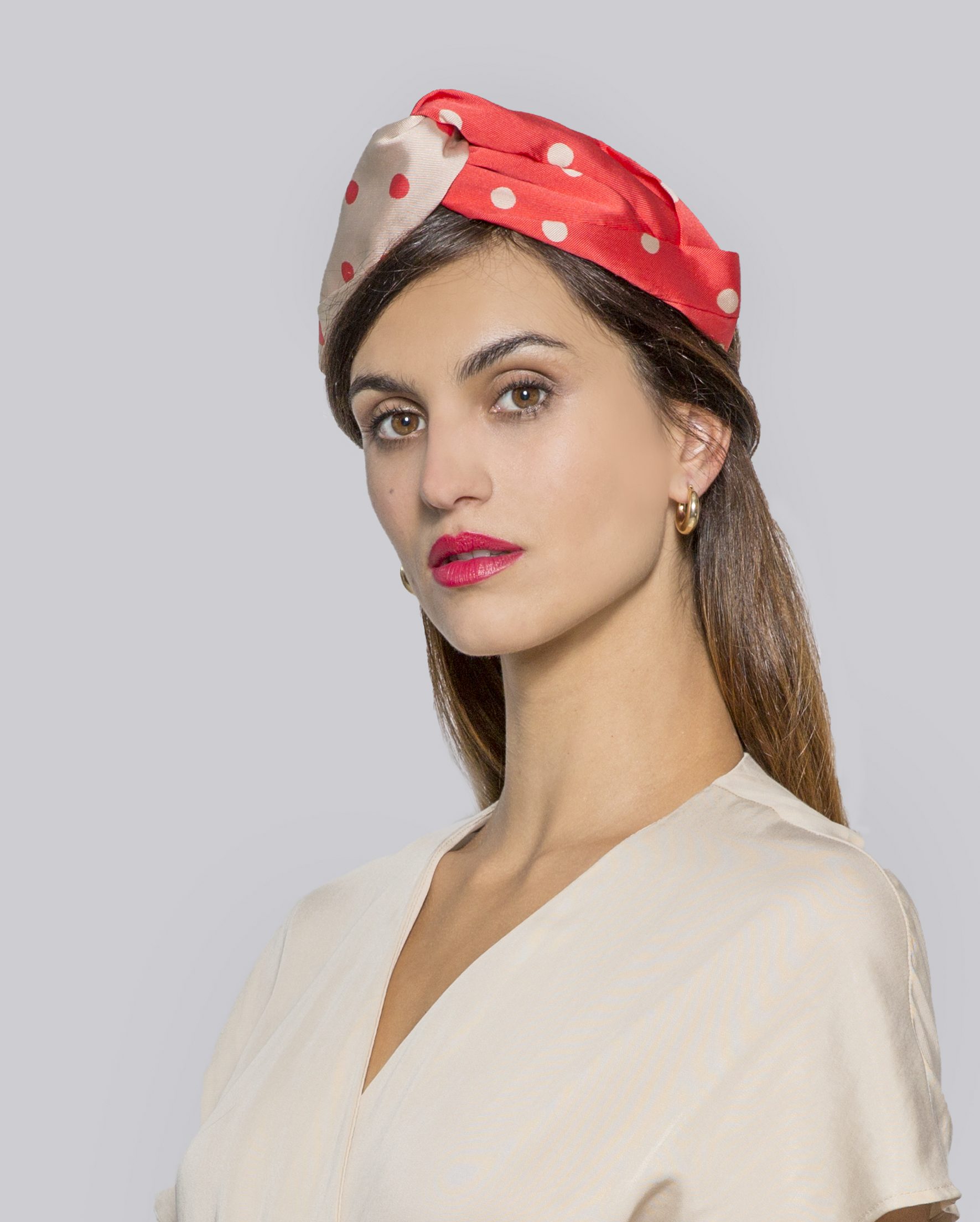 Diadema turbante beige y coral elegante