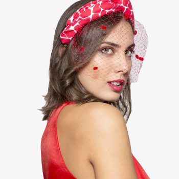 Diadema turbante roja con velo de rejilla y plumeti