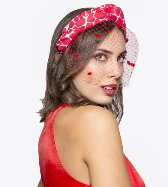 Diadema turbante roja con velo de rejilla y plumeti