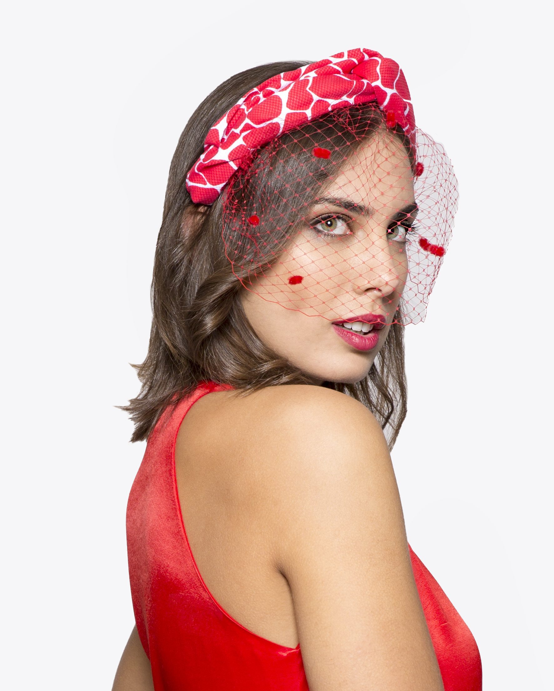 Diadema turbante roja con velo de rejilla y plumeti