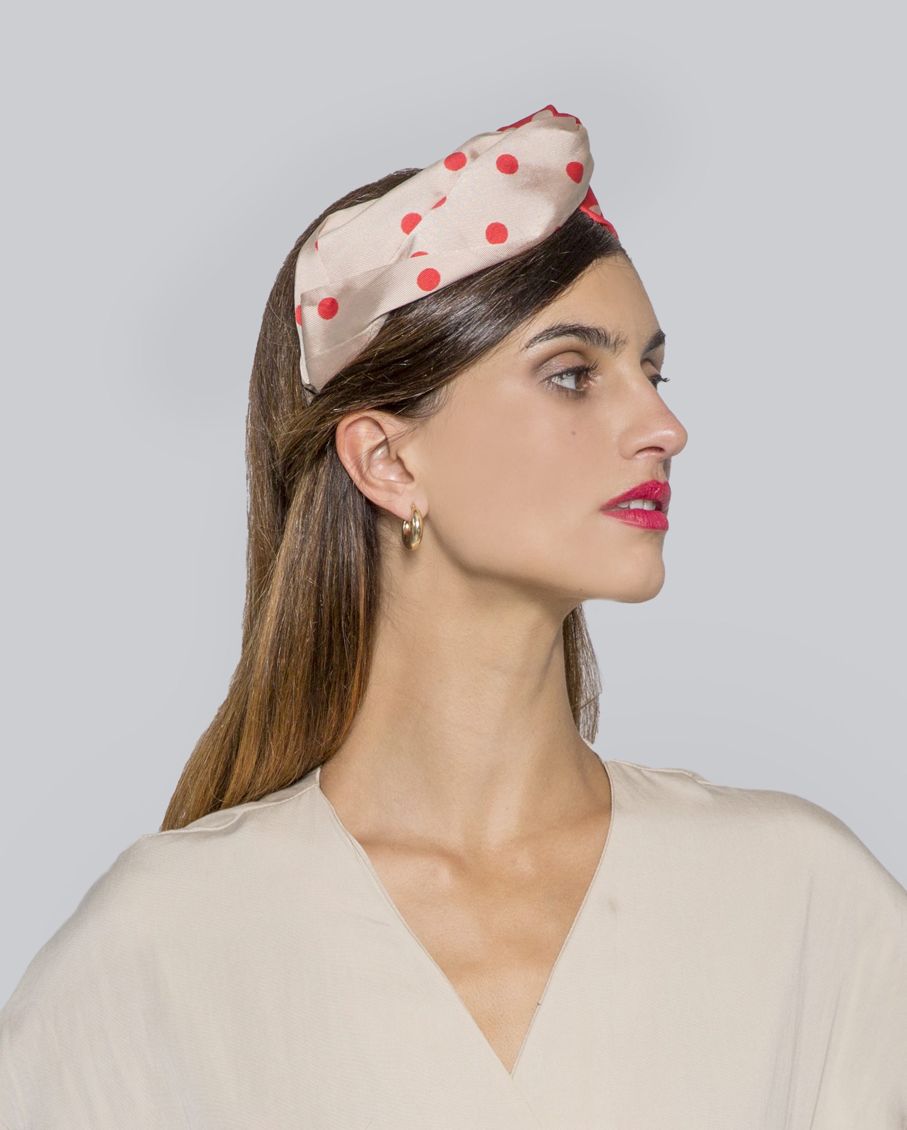 Diadema turbante coral para invitada a boda