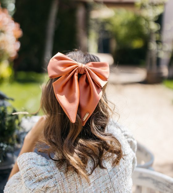 maxi_lazo_seda_color_naranja_caldera_para_invitada_tocado_pelo_semi_recogido